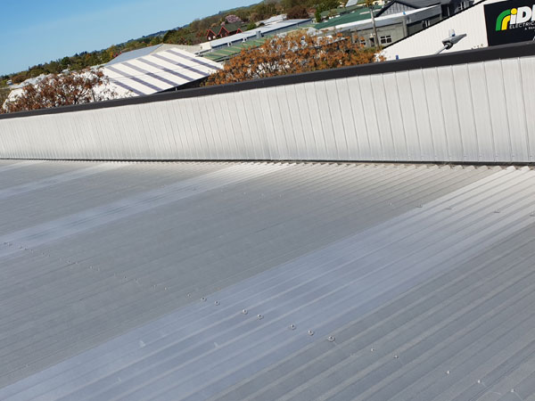 Roof edge finishing work